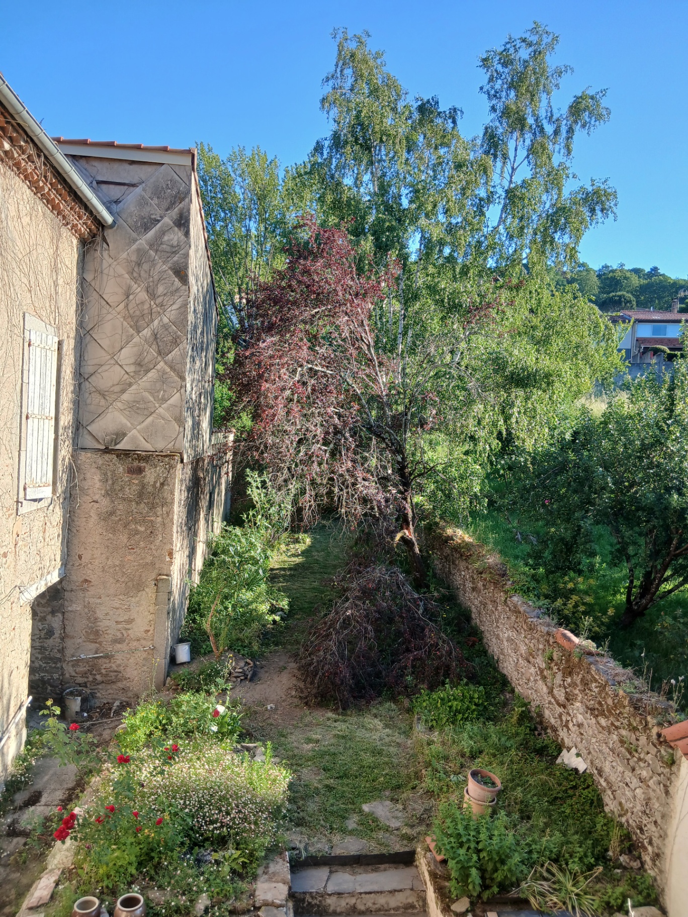 Entrée de la Résidence et vues du jardin