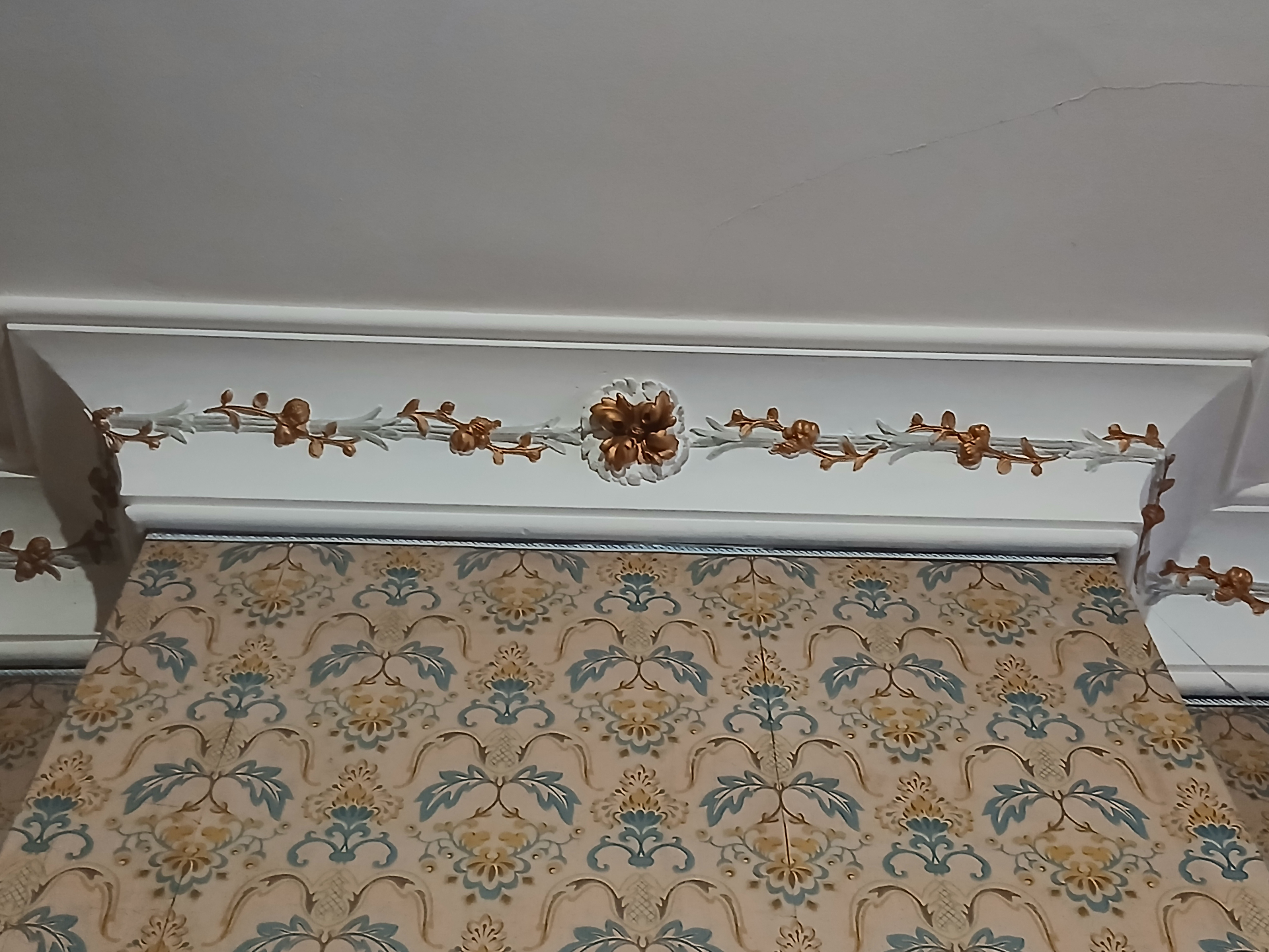 Guirlande et fleurs en gypserie de la salle à manger